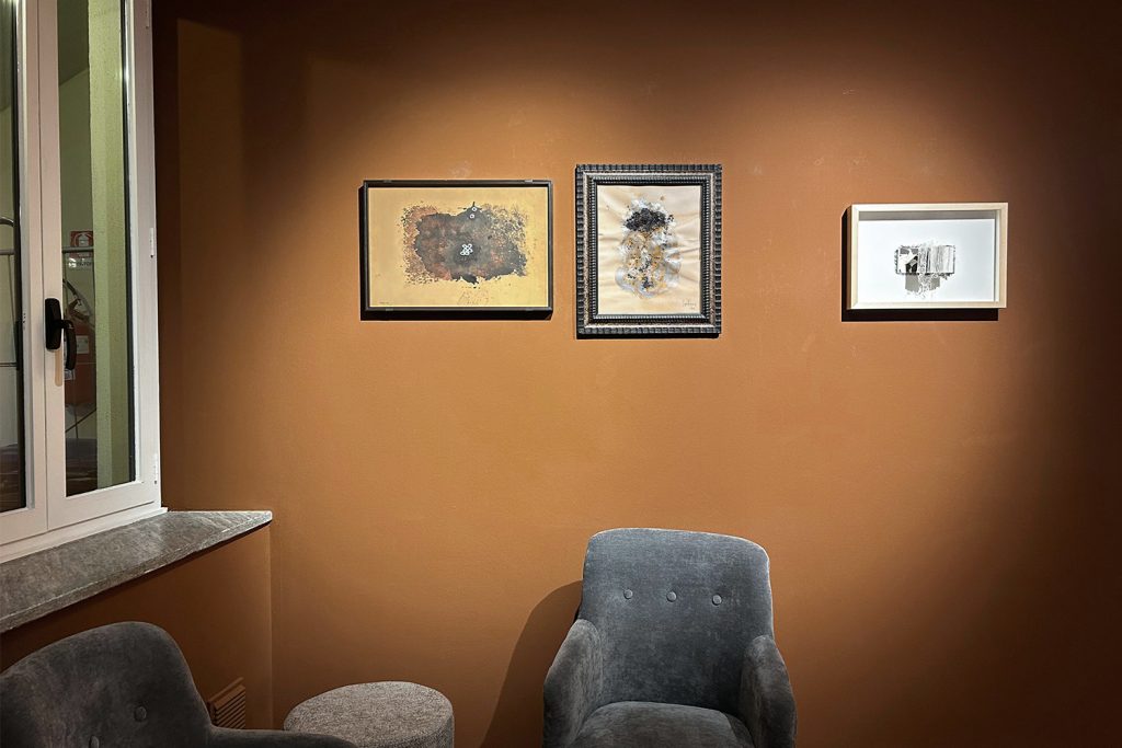 Storie ostinate. Maria Lai e altri segni che restano, installation view, Le Pleiadi Art Gallery, Milano